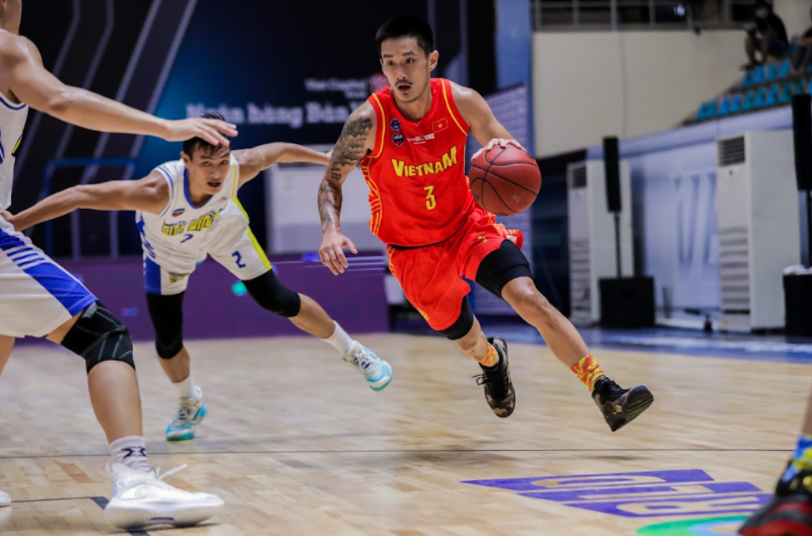 Khoa Tran (in red) of the Vietnamese national basketball team. Photo: VBA