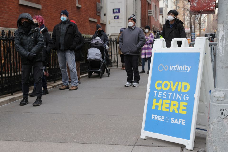 People queue for a COVID-19 test as the Omicron coronavirus variant continues to spread in Manhattan, New York City, U.S., December 21, 2021. Photo: Reuters