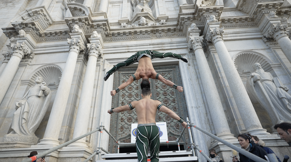 Vietnam’s Giang Brothers during their world record-breaking performance at the Cathedral of Girona in Spain on December 23, 2021. Photo: Hai Vu Nguyen / Tuoi Tre