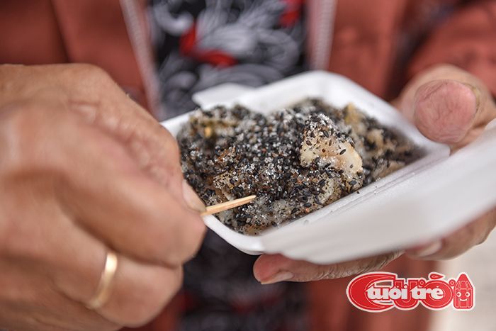 A portion of Ka Lo Chia mixed with black sesame and sugar in Luong Nhu Hoc Street, District 5, Ho Chi Minh City. Photo: Ngoc Phuong / Tuoi Tre