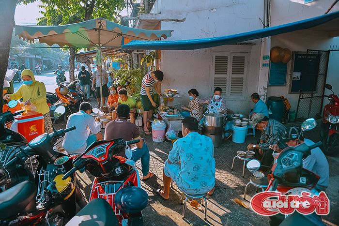 Customers wait for bowls of porridge at Phan Thi Thu Hong’s stall on Nguyen Huu Hao Street, District 4, Ho Chi Minh City. Photo: Ngoc Phuong / Tuoi Tre