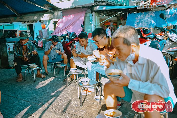 Customers enjoy bowls of chao huyet at Phan Thi Thu Hong’s stall on Nguyen Huu Hao Street, District 4, Ho Chi Minh City. Photo: Ngoc Phuong / Tuoi Tre