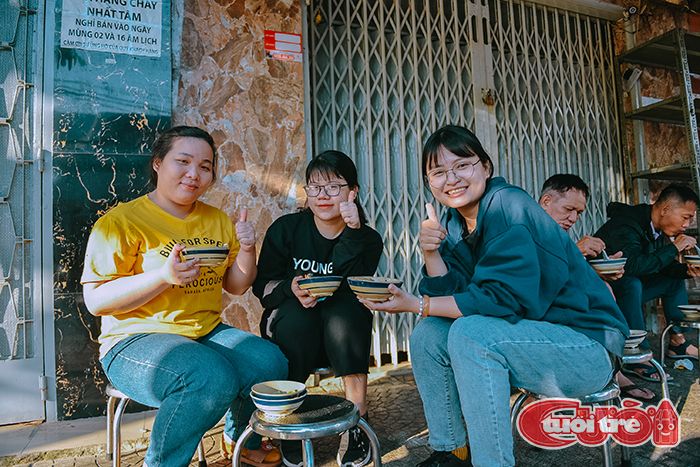 A group of friends enjoy bowls of chao huyet at Phan Thi Thu Hong’s stall on Nguyen Huu Hao Street, District 4, Ho Chi Minh City. Photo: Ngoc Phuong / Tuoi Tre