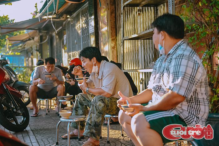 Customers enjoy bowls of chao huyet at Phan Thi Thu Hong’s stall on Nguyen Huu Hao Street, District 4, Ho Chi Minh City. Photo: Ngoc Phuong / Tuoi Tre