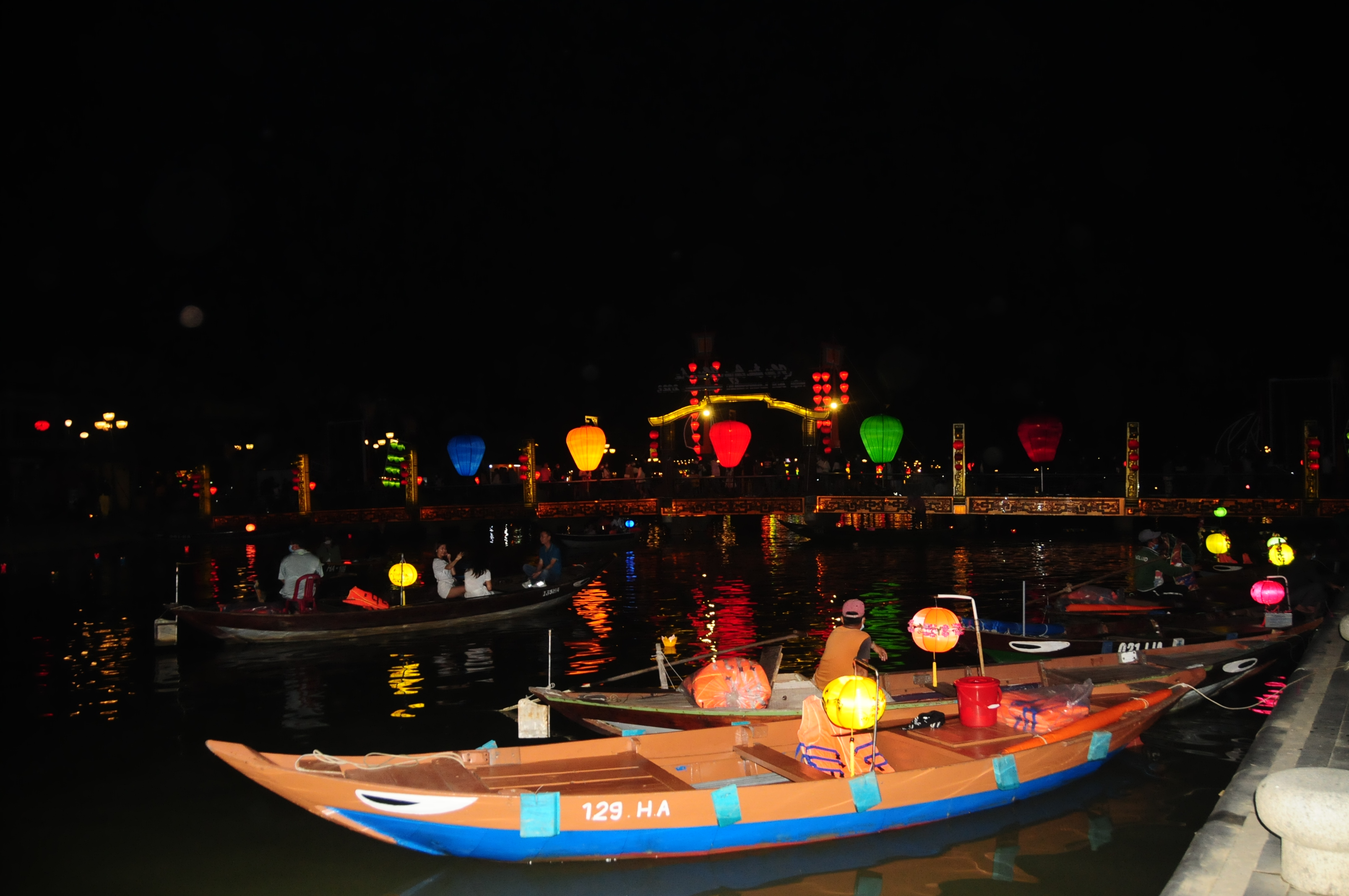 Visitors enjoy sightseeing on a boat in Hoi An City, Quang Nam Province, December 24, 2021. Photo: B.D. / Tuoi Tre