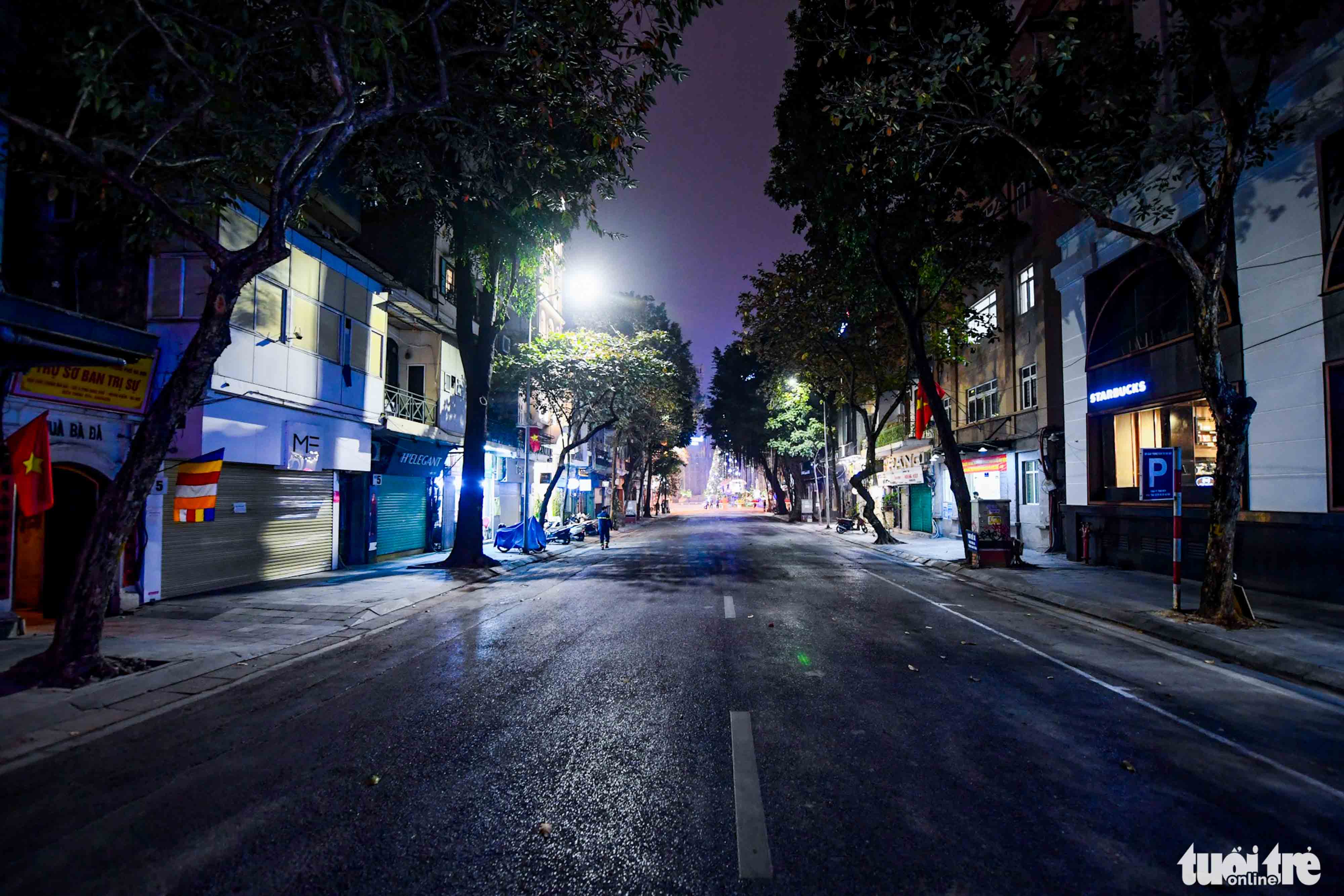 Nha Tho Street, which leads to the St. Joseph's Cathedral, becomes empty in Hanoi, December 24, 2021. Photo: Dat Quan / Tuoi Tre