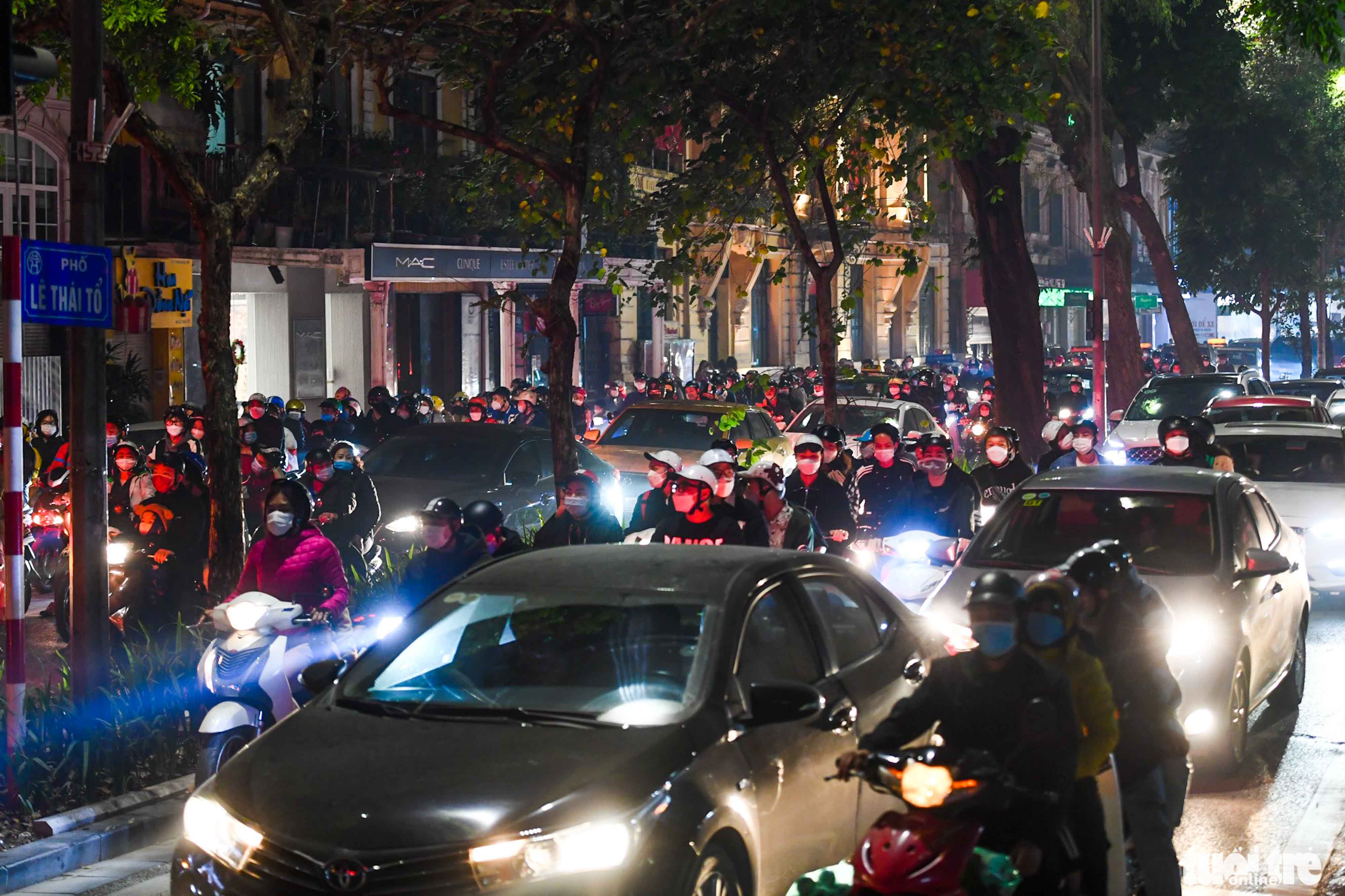 Vehicles crowd Le Thai To Street in Hanoi, December 24, 2021. Photo: Dat Quan / Tuoi Tre