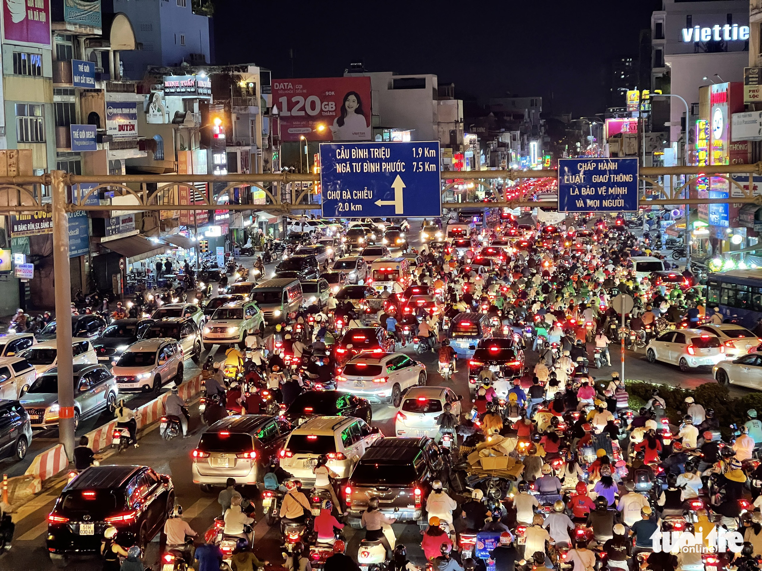 Traffic congestion occurs at Hang Xanh Intersection in Binh Thanh District, Ho Chi Minh City, December 24, 2021. Photo: L.P. / Tuoi Tre