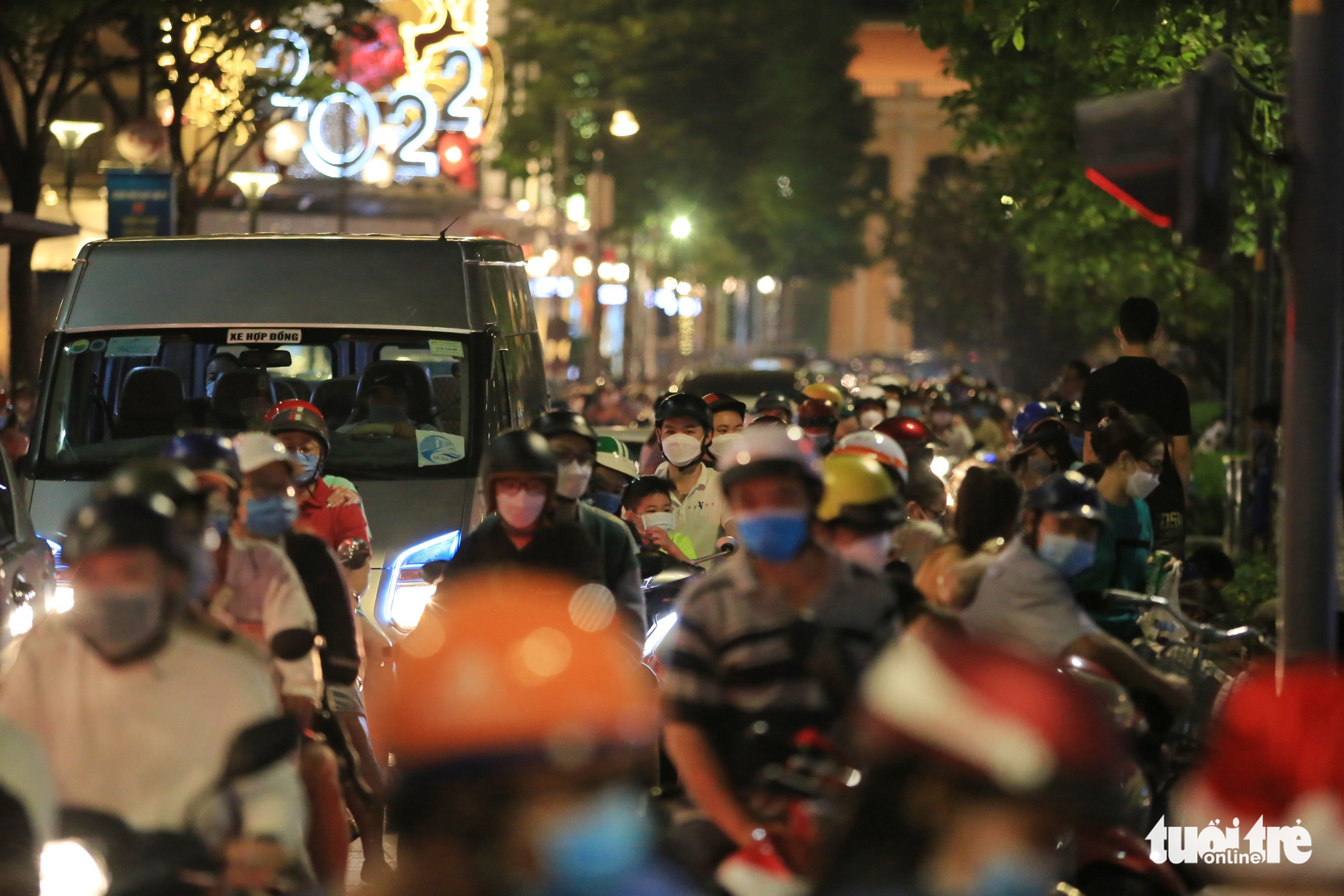 Traffic congestion occurs on Nguyen Hue Street in District 1, Ho Chi Minh City, December 24, 2021. Photo: L.P. / Tuoi Tre