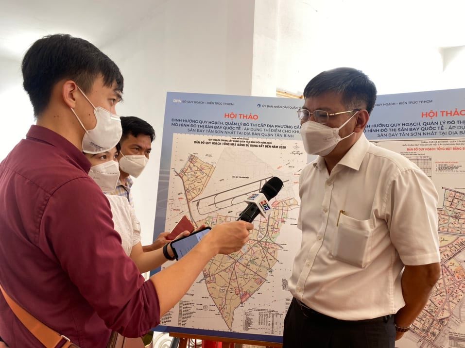 Traffic expert Luong Hoai Nam responds to reporters at a workshop on the urban planning and management over the international airport in Ho Chi Minh City, December 23, 2021. Photo: Q.A. / Tuoi Tre