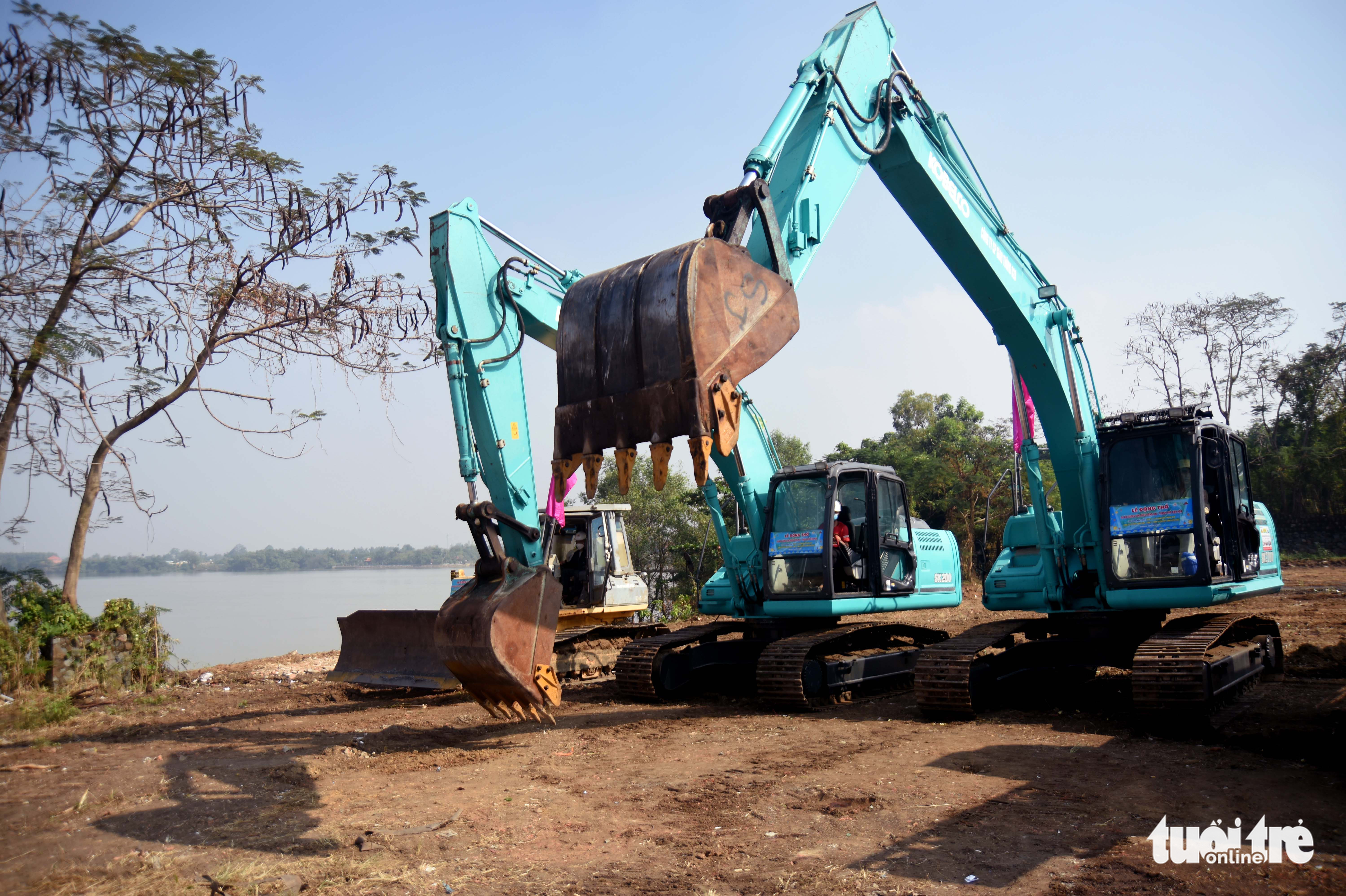 Excavators at the construction site of the project. Photo: A Loc / Tuoi Tre