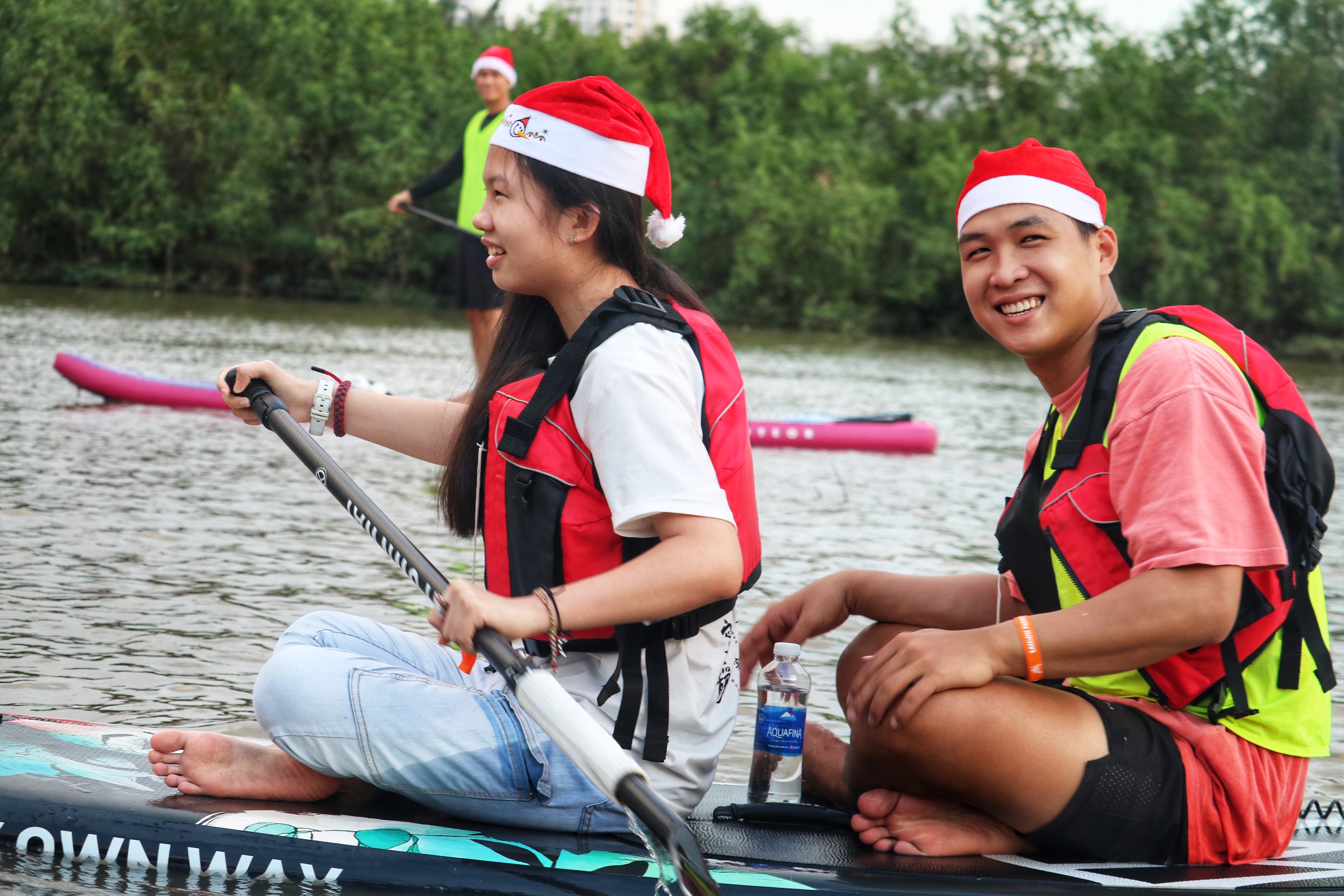 Hoang Vy (left) enjoys her first SUP tour ever with her coach. Photo: Hoang An / Tuoi Tre News