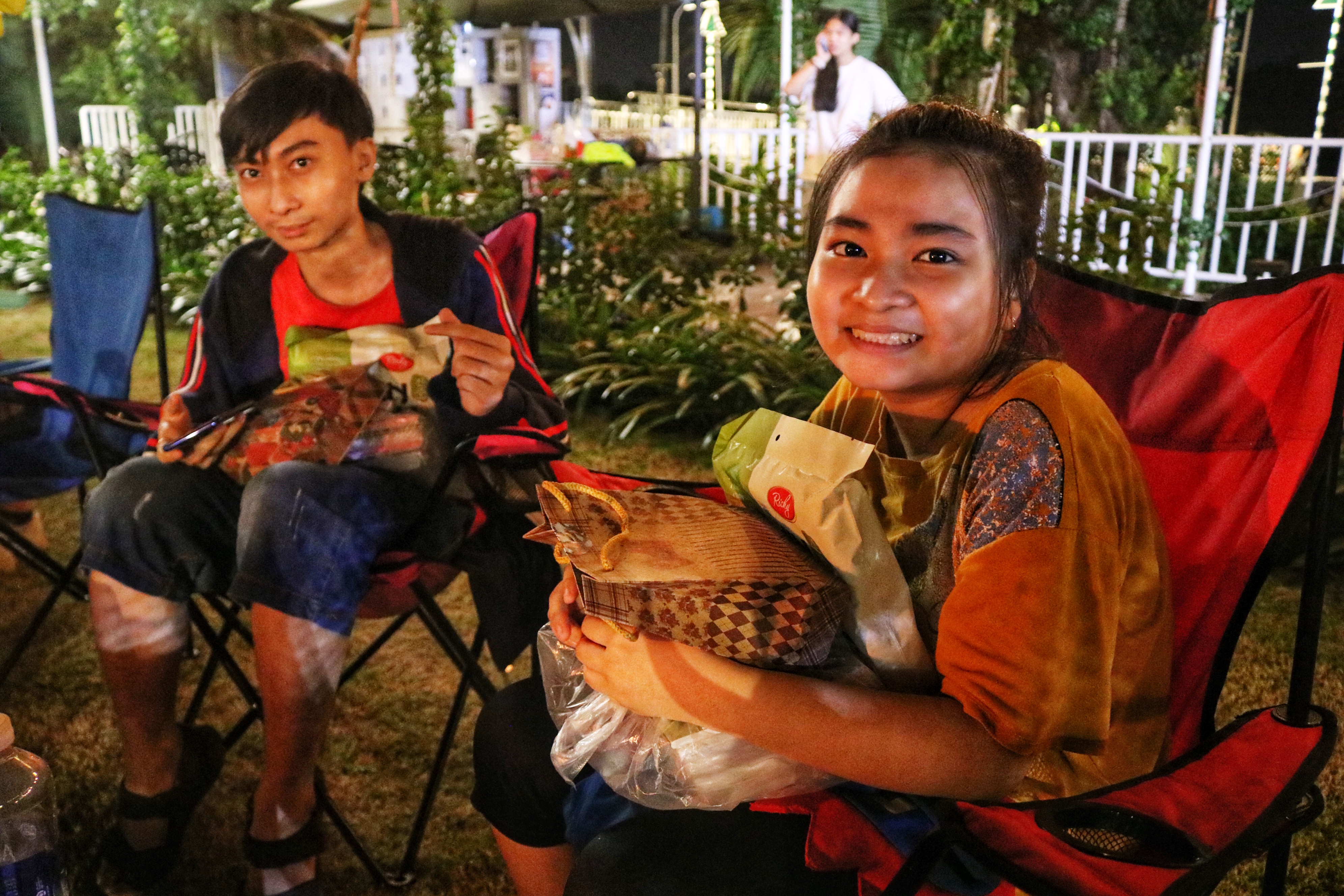 Ngoc An (right) and her brother Huu An receive Christmas gifts at the event. Photo: Hoang An / Tuoi Tre News
