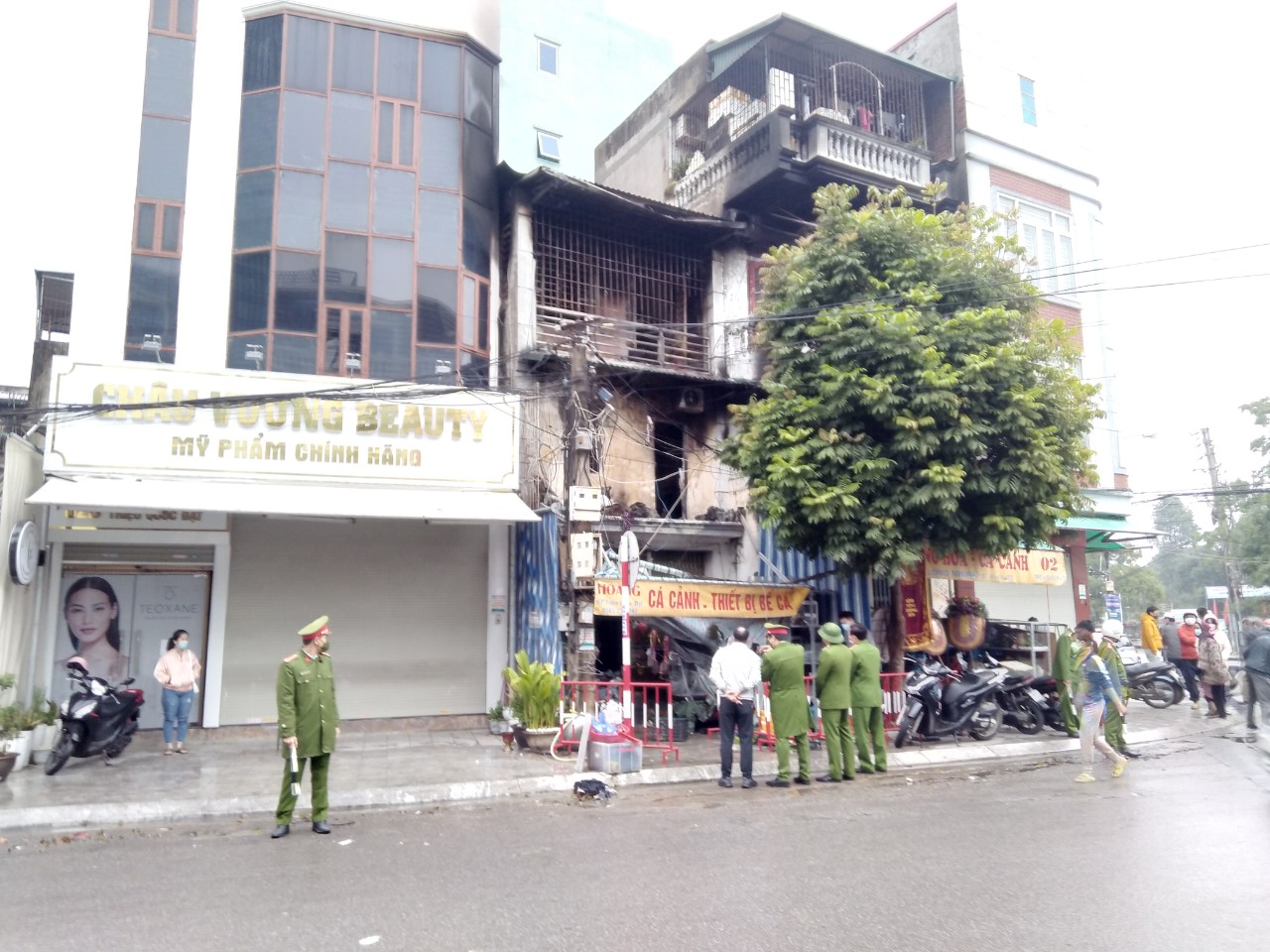 Officers examine the house following the deadly fire in Thanh Hoa Province, Vietnam, December 27, 2021. Photo: Viet Nguyen / Tuoi Tre