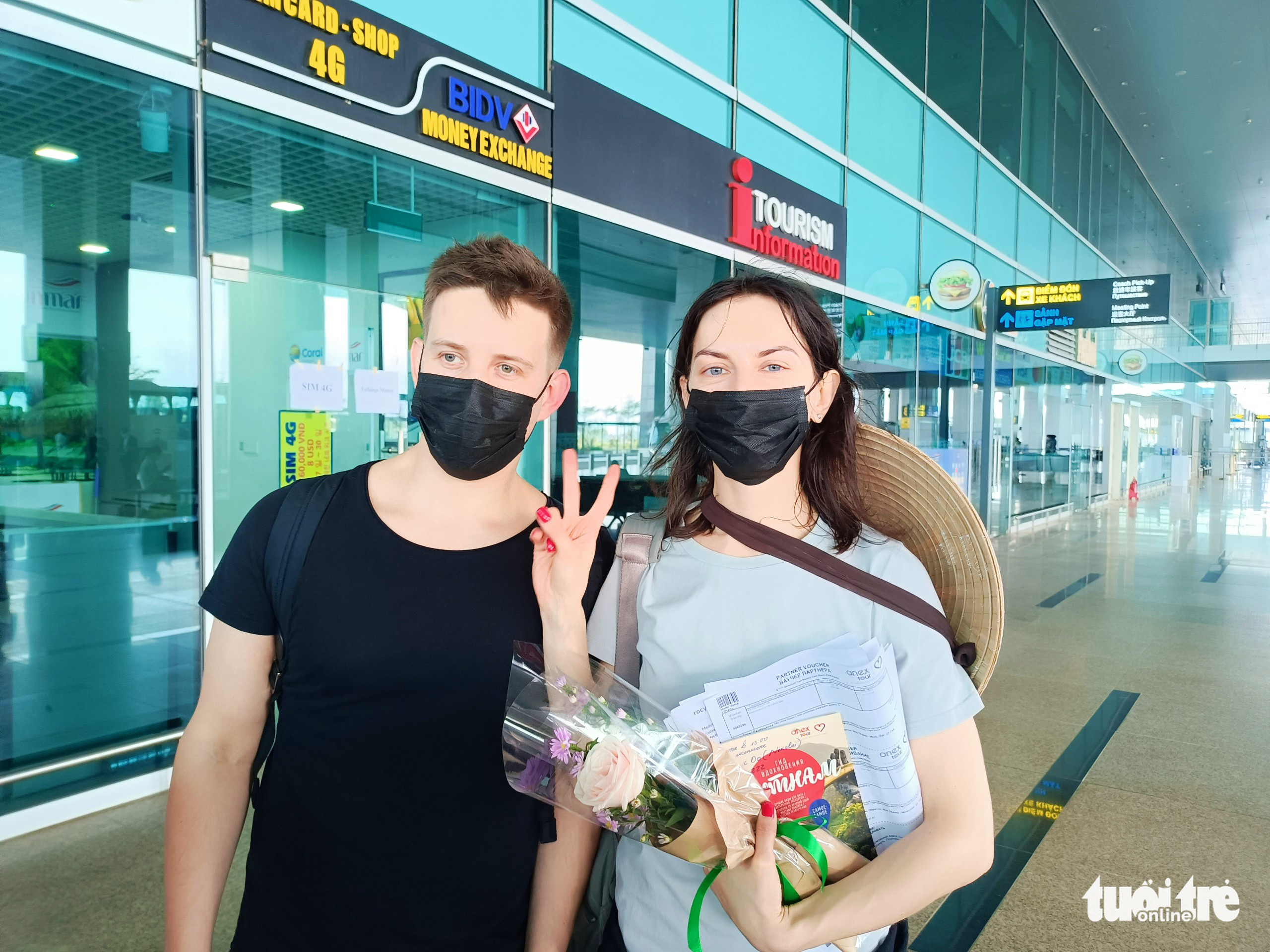 Semennikova Viktoria (right) poses for a photo upon her arrival at Cam Ranh International Airport in Khanh Hoa Province, Vietnam, December 26, 2021. Photo: Minh Chien / Tuoi Tre