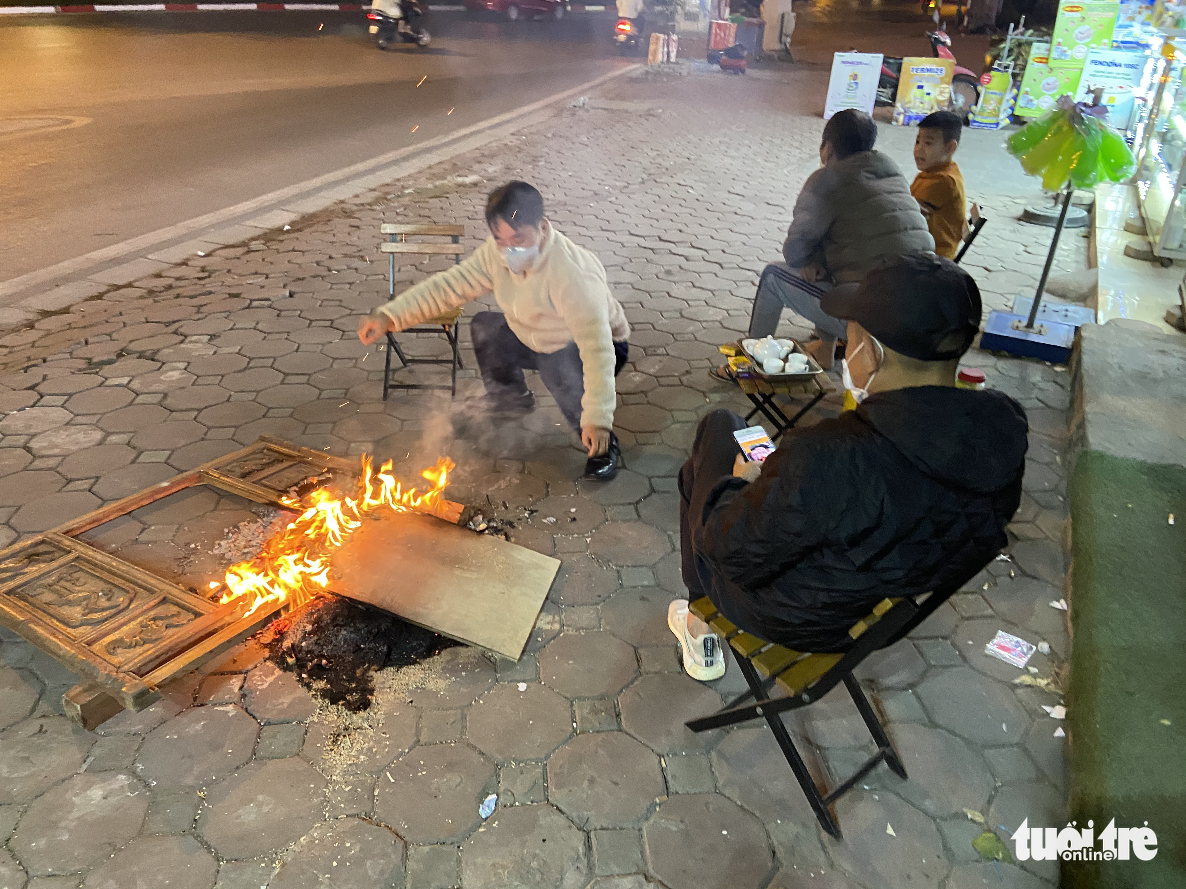 Hanoi laborers toil in frigid weather as temperature dips to 10 degrees Celsius