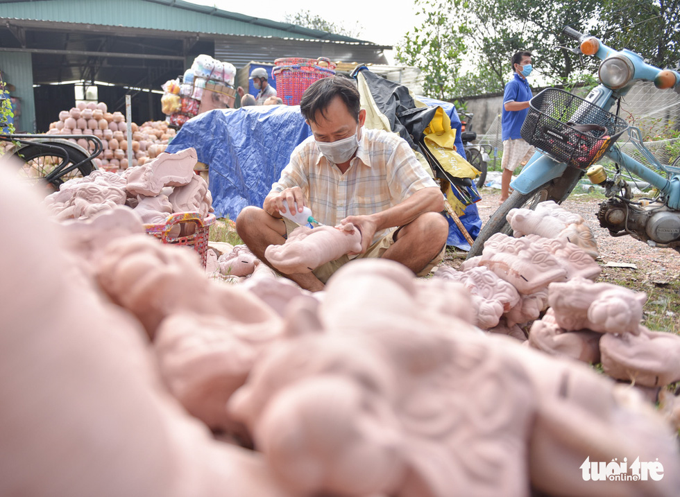 Artisan Trinh Hai creates a clay tiger in Thuan An City, Binh Duong Province. Photo: Ngoc Phuong / Tuoi Tre