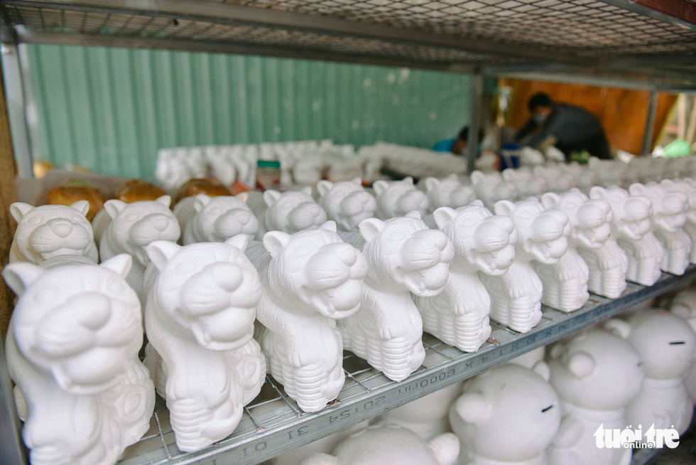 Finished plaster tiger models on display in Lai Thieu Ward, Thuan An City, Binh Duong Province. Photo: Ngoc Phuong / Tuoi Tre