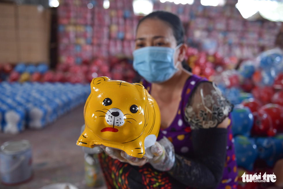A piggy bank adorned with tiger patterns in Lai Thieu Ward, Thuan An City, Binh Duong Province. Photo: Ngoc Phuong / Tuoi Tre