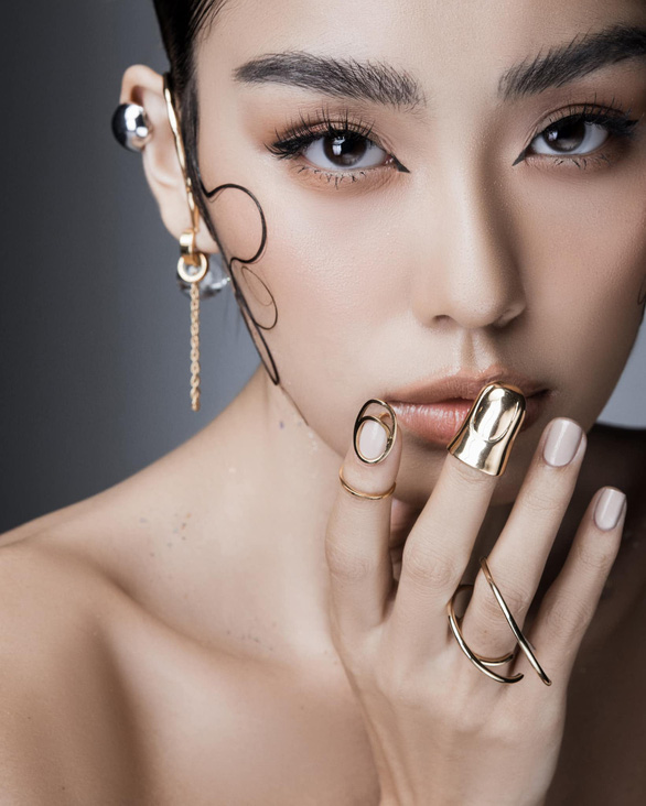 Thao Nhi Le’s alluring photo from a make-up photo shoot.
