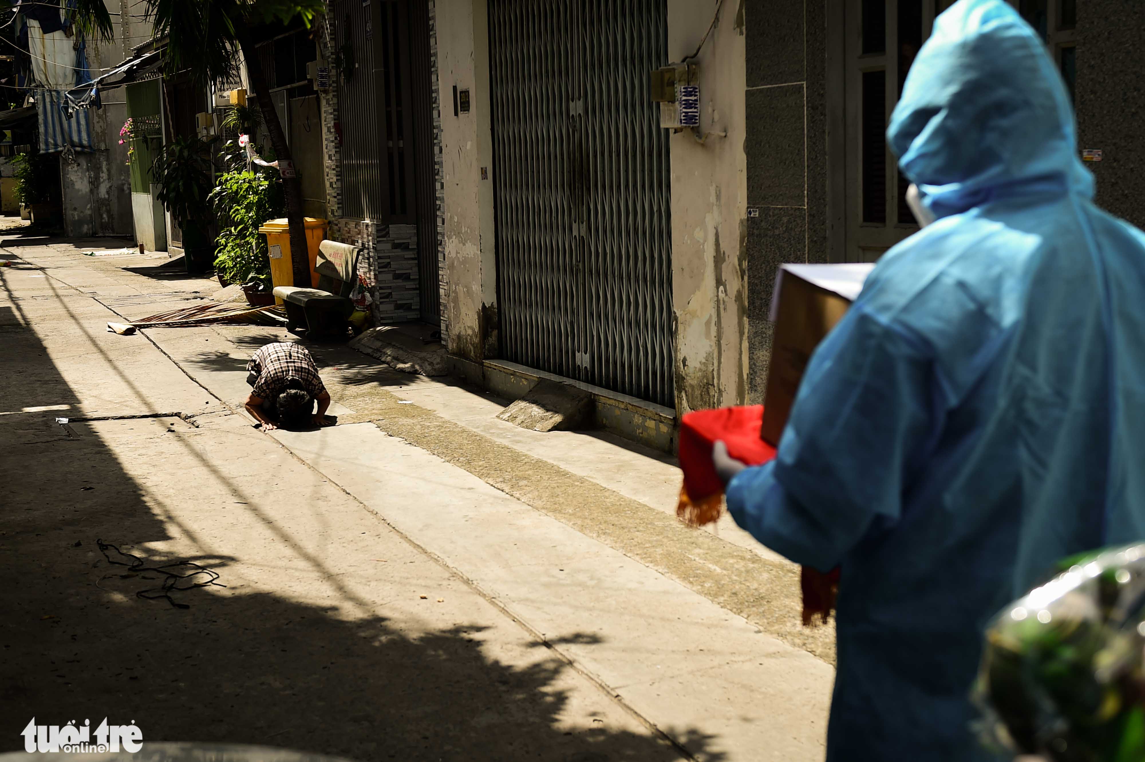 A woman bows in front of the ashes of her mother who died of COVID-19 in Ho Chi Minh City. Deceased COVID-19 patients were cremated at Binh Hung Hoa in Binh Tan District before their ashes were taken to their family members. Photo: Thanh Minh / Tuoi Tre