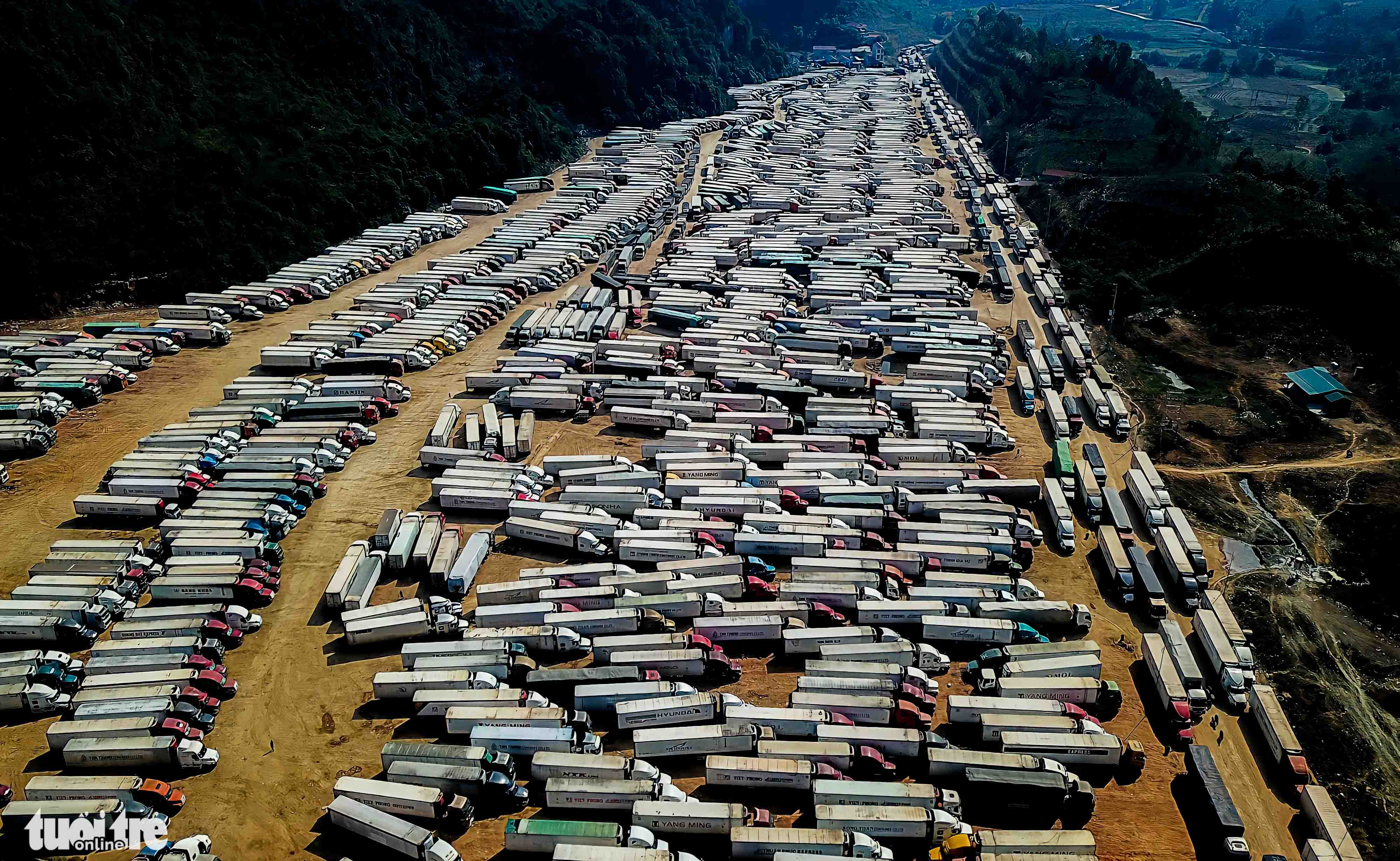Thousands of fruit-carrying trucks wait for clearance at a border gate between Vietnam’s Son La Province and China in mid-December 2021. Photo: Photo: Nam Tran / Tuoi Tre
