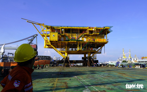 A lightweight oilrig of Vietsovpetro is prepped for launch in 2020. Photo: Dong Ha / Tuoi Tre