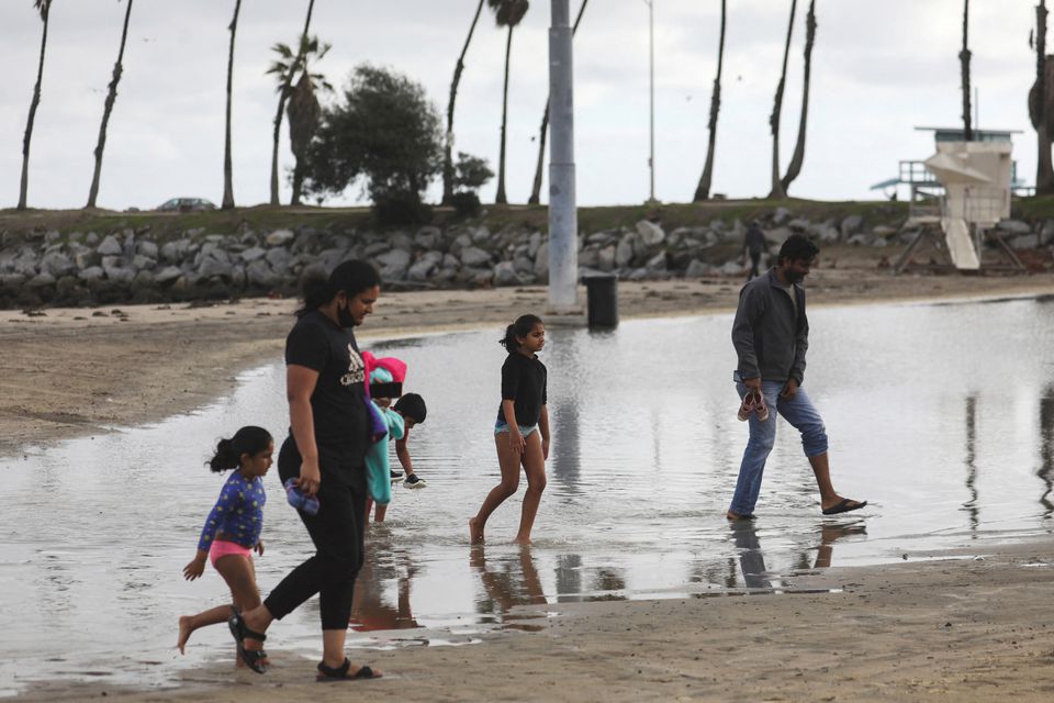 Beachgoers leave Cabrillo Beach after the city of Long Beach closed the beaches due to a report of a spill of between two and four million gallons of untreated sewage into a canal in Carson, in Long Beach California, U.S. December 31, 2021. Photo: Reuters