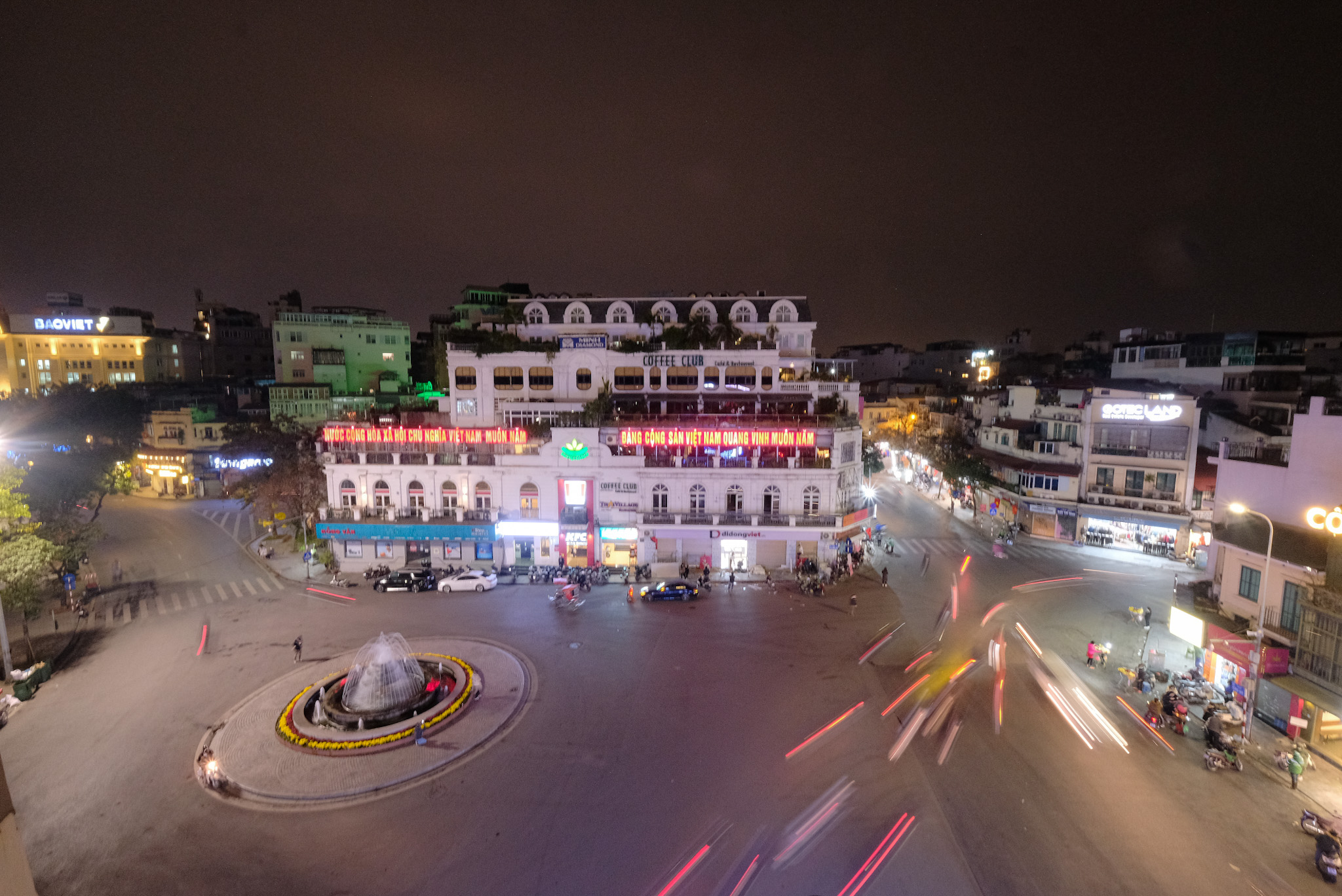 This photo captures Dong Kinh Nghia Thuc Square in Hanoi on the night of December 31, 2021. Photo: Tuoi Tre