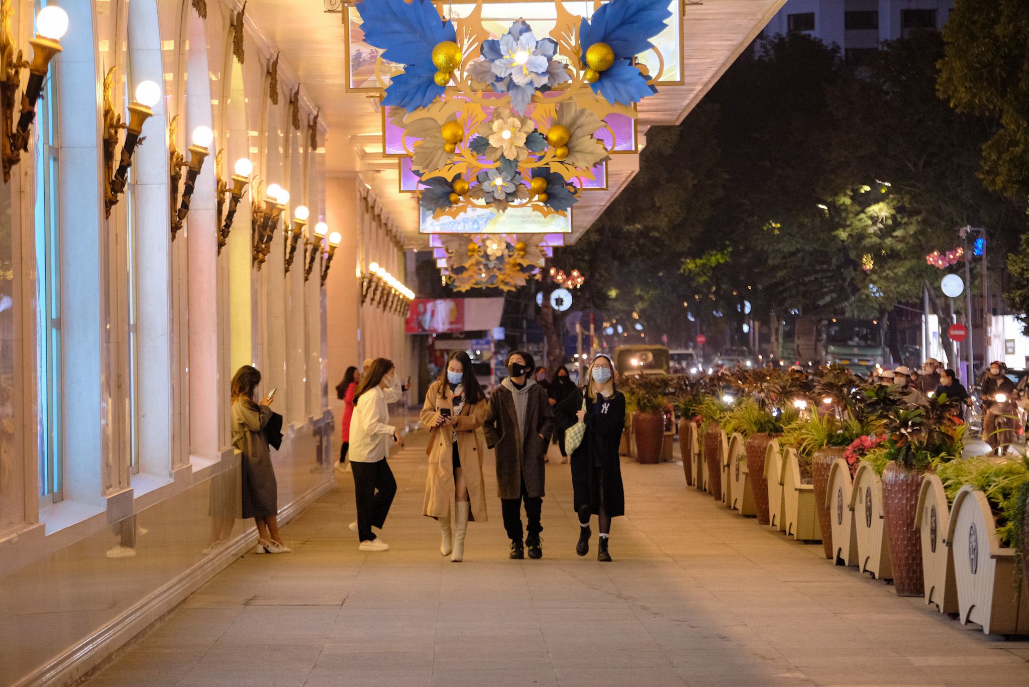 People go for a walk around Trang Tien Plaza in Hanoi on the night of December 31, 2021. Photo: Tuoi Tre