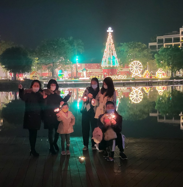 People take photos at Ecopark urban area in Hung Yen Province on the night of December 31, 2021. Photo: Tuoi Tre