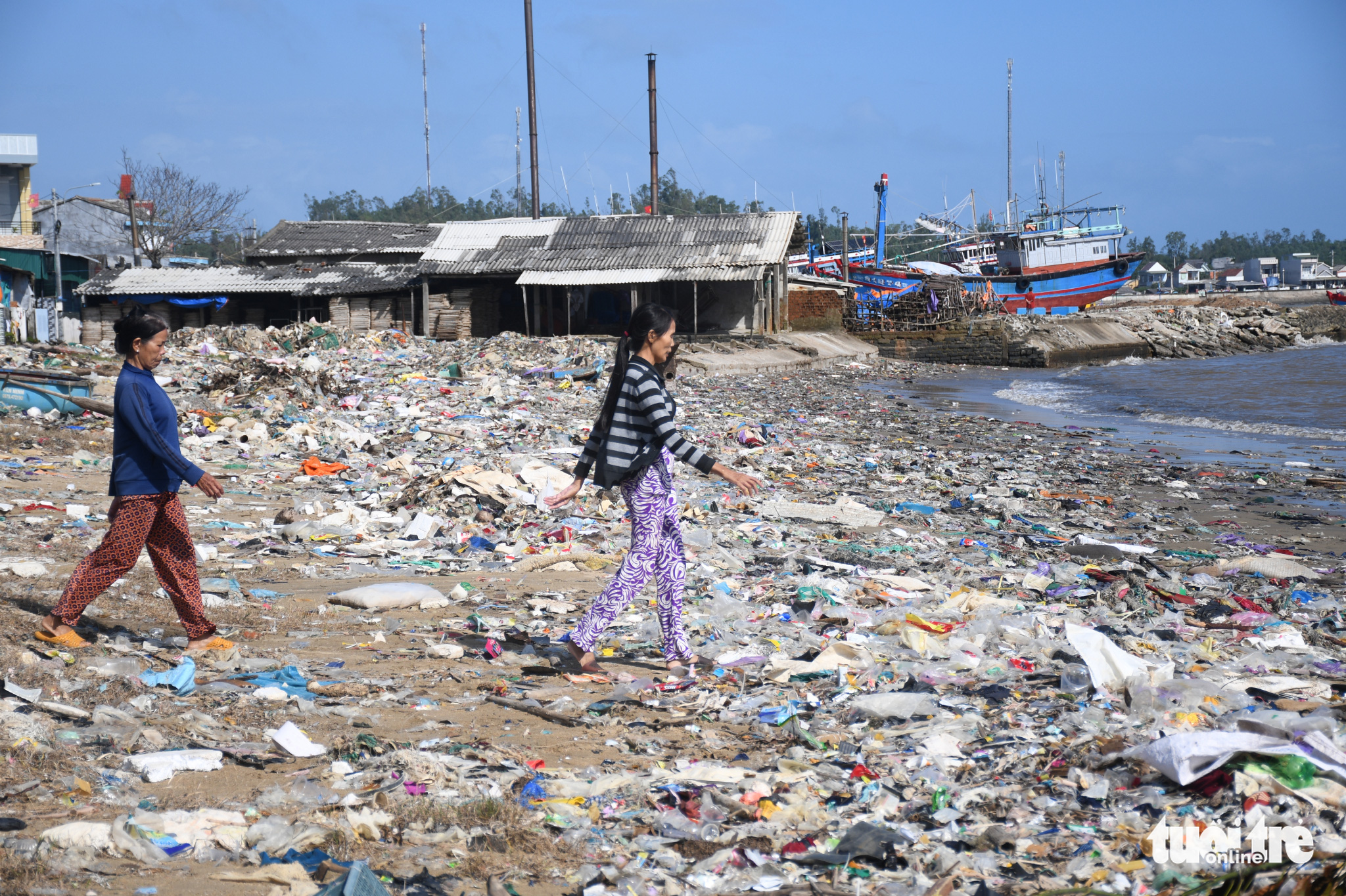 Ocean of trash washes up on central Vietnam beaches