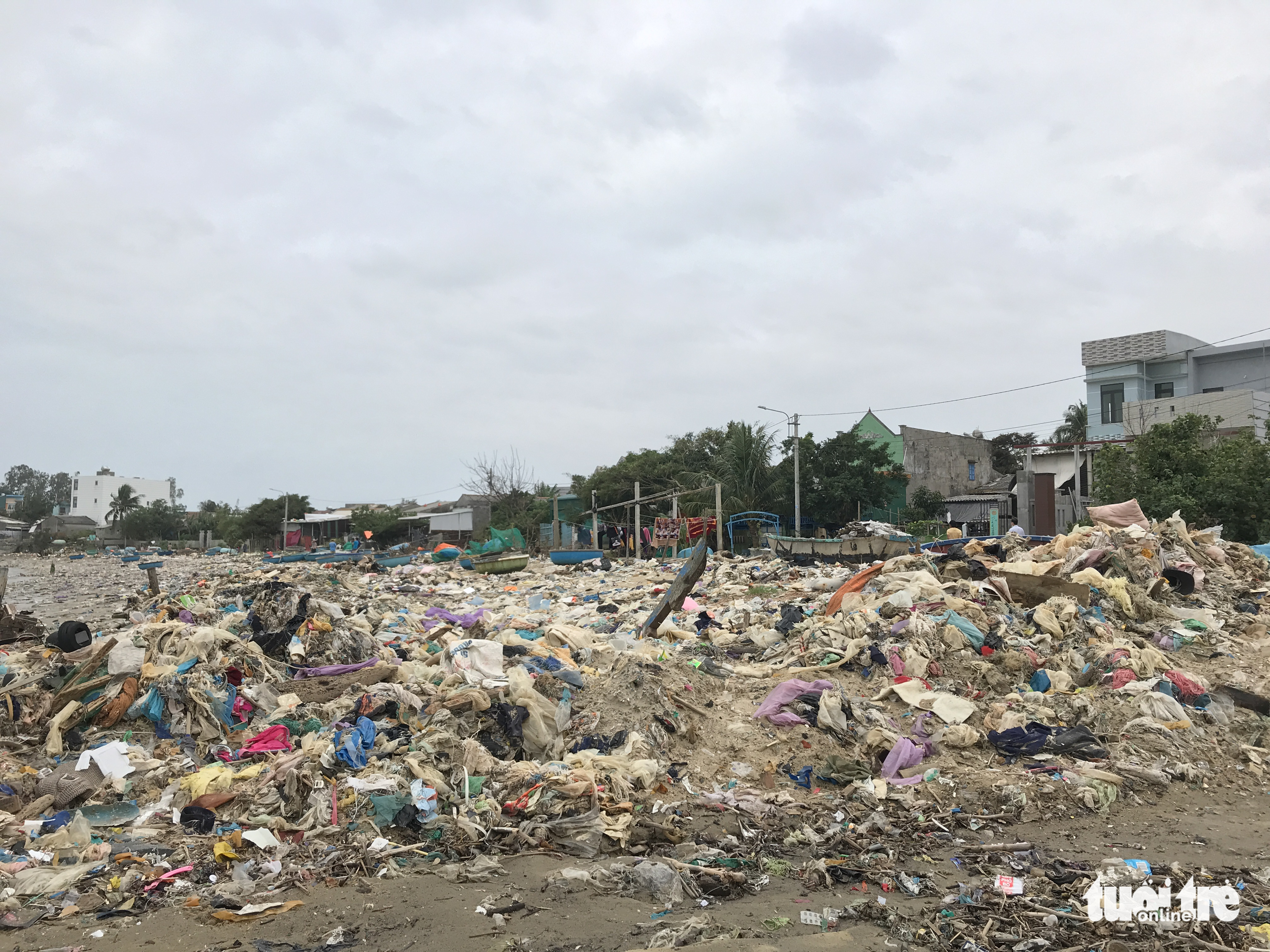 Trash is piled up on beaches in Tinh Ky Commune in Quang Ngai City, Quang Ngai Province, Vietnam, January 1, 2022. Photo: T.M. / Tuoi Tre