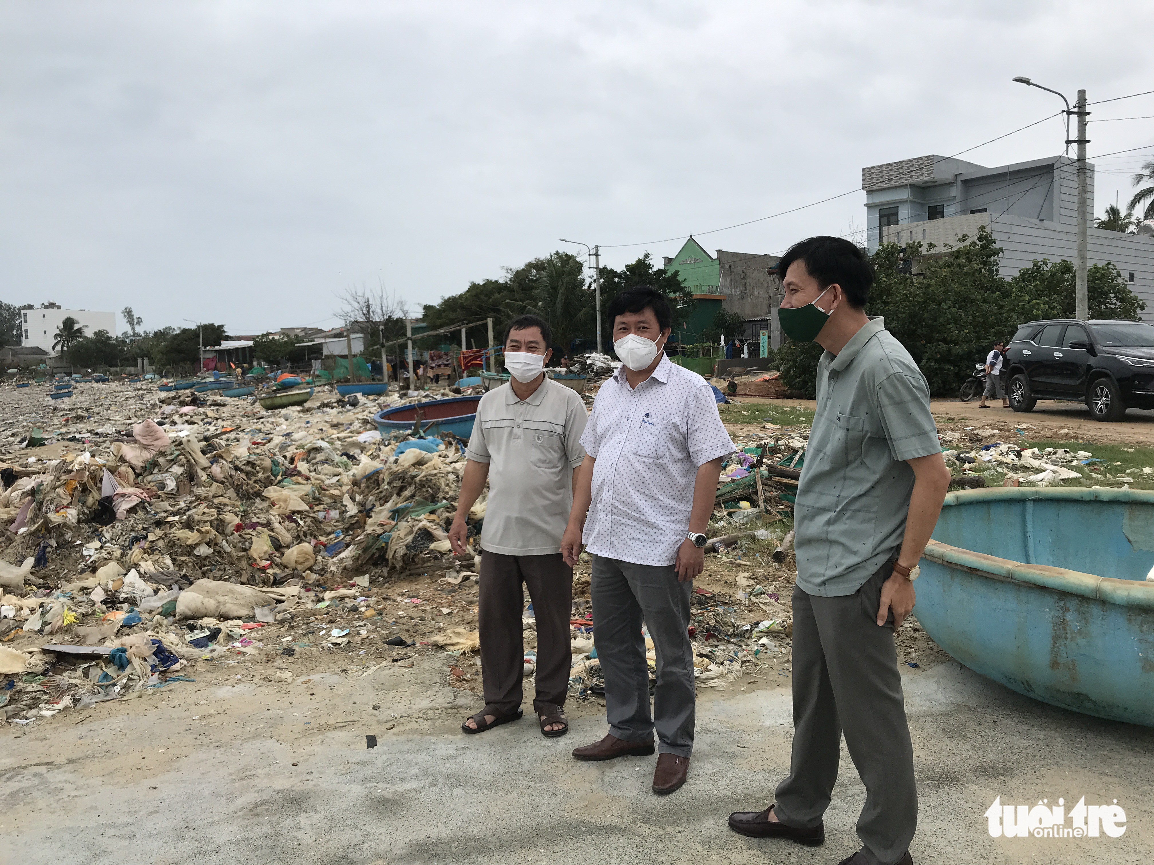 Officers evaluate the impacts of trash piled up on beaches in Tinh Ky Commune in Quang Ngai City, Quang Ngai Province, Vietnam, January 1, 2022. Photo: T.M. / Tuoi Tre
