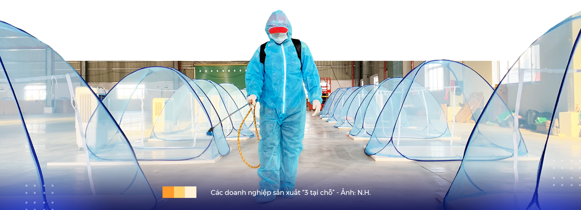 A health worker disinfects a factory following the ‘stay-at-work’ mode during the fourth wave of the COVID-19 pandemic in Vietnam. Photo: N.H. / Tuoi Tre