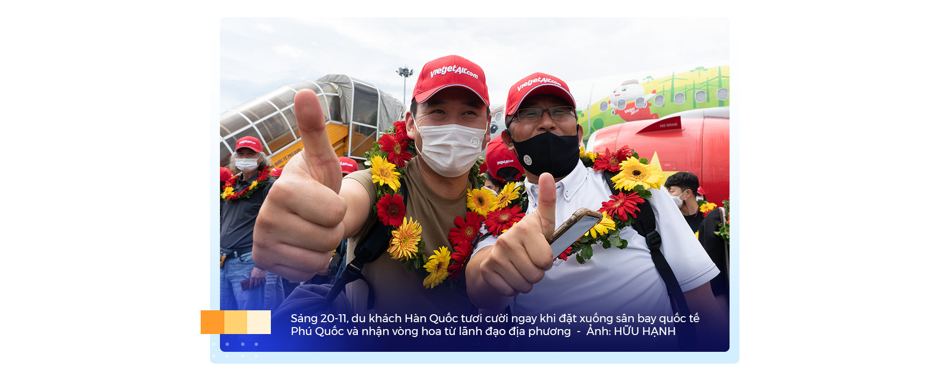 Two South Korean tourists pose for a photo upon their arrival at Phu Quoc City off Kien Giang Province in Vietnam, November 20, 2021. Photo: Huu Hanh / Tuoi Tre
