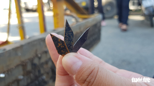 Tire-puncturing nails in a rhombus shape and dark color. Photo: Ngoc Khai / Tuoi Tre