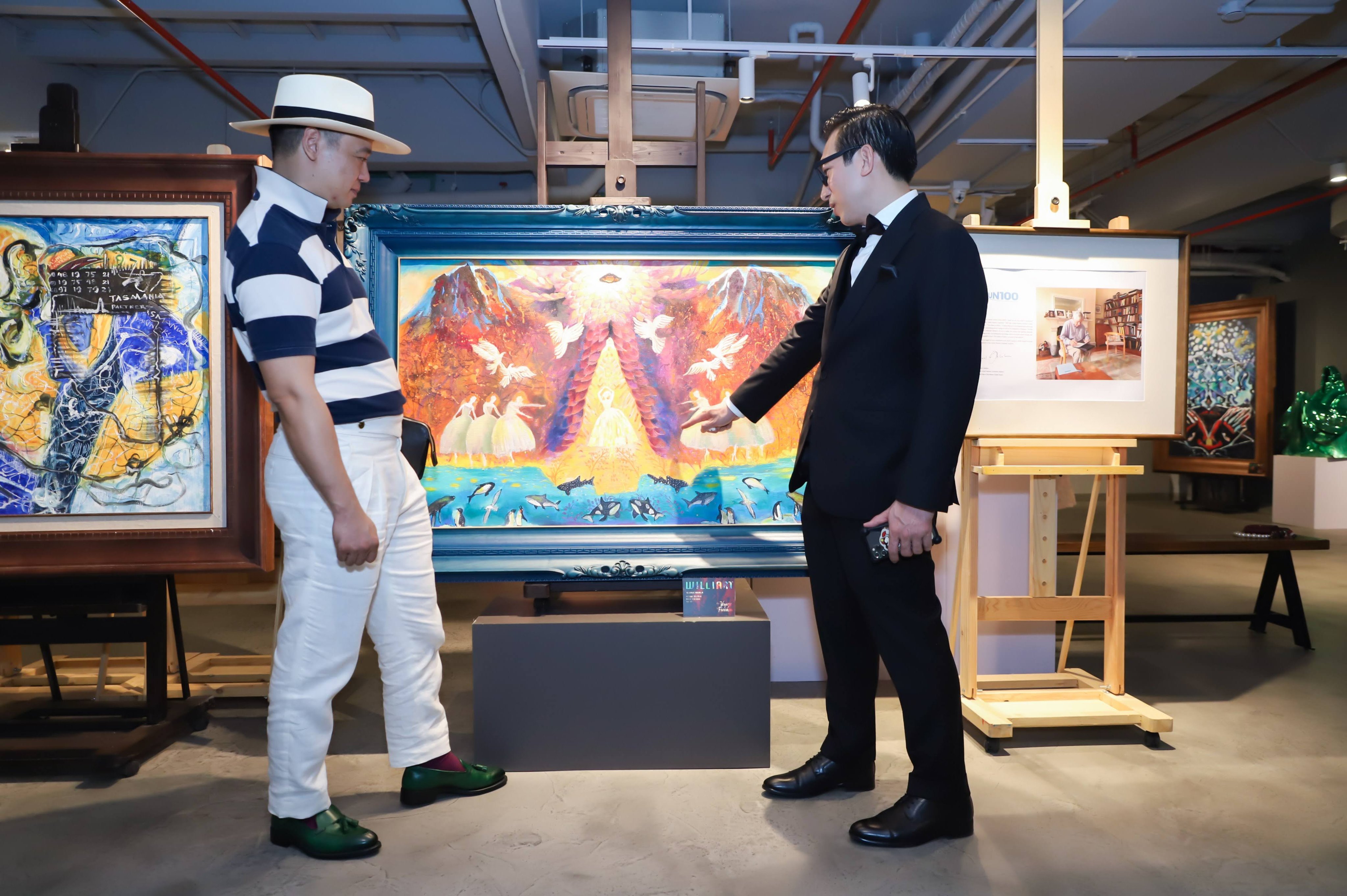 Painter William Pham (left) introduces Vu khuc nhan ai, the star of “The Voyage to Freedom” exhibition, to Vietnamese Ambassador to Israel Ly Duc Trung, on December 31, 2021. Photo: Ngo Art Gallery