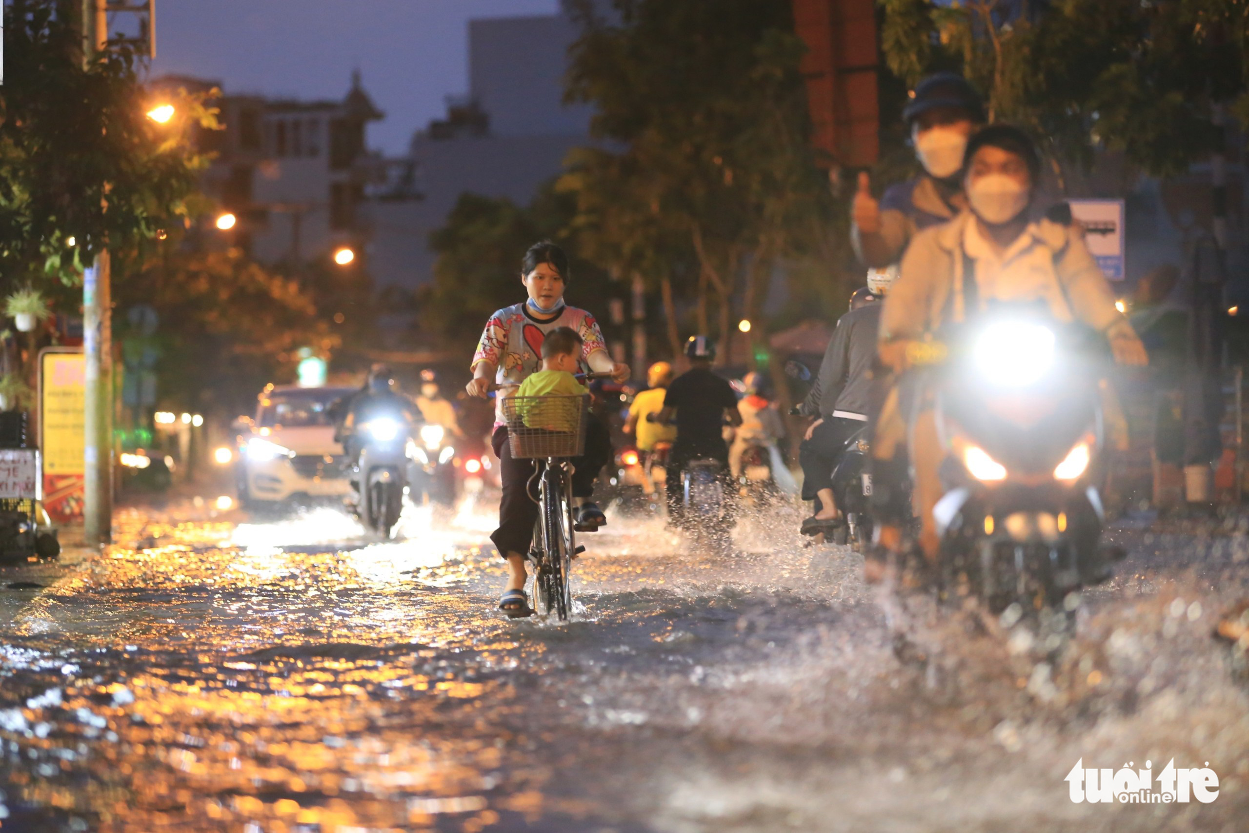 People travel on Tran Xuan Soan Street in District 7, Ho Chi Minh City, January 3, 2022. Photo: Nhat Thinh / Tuoi Tre