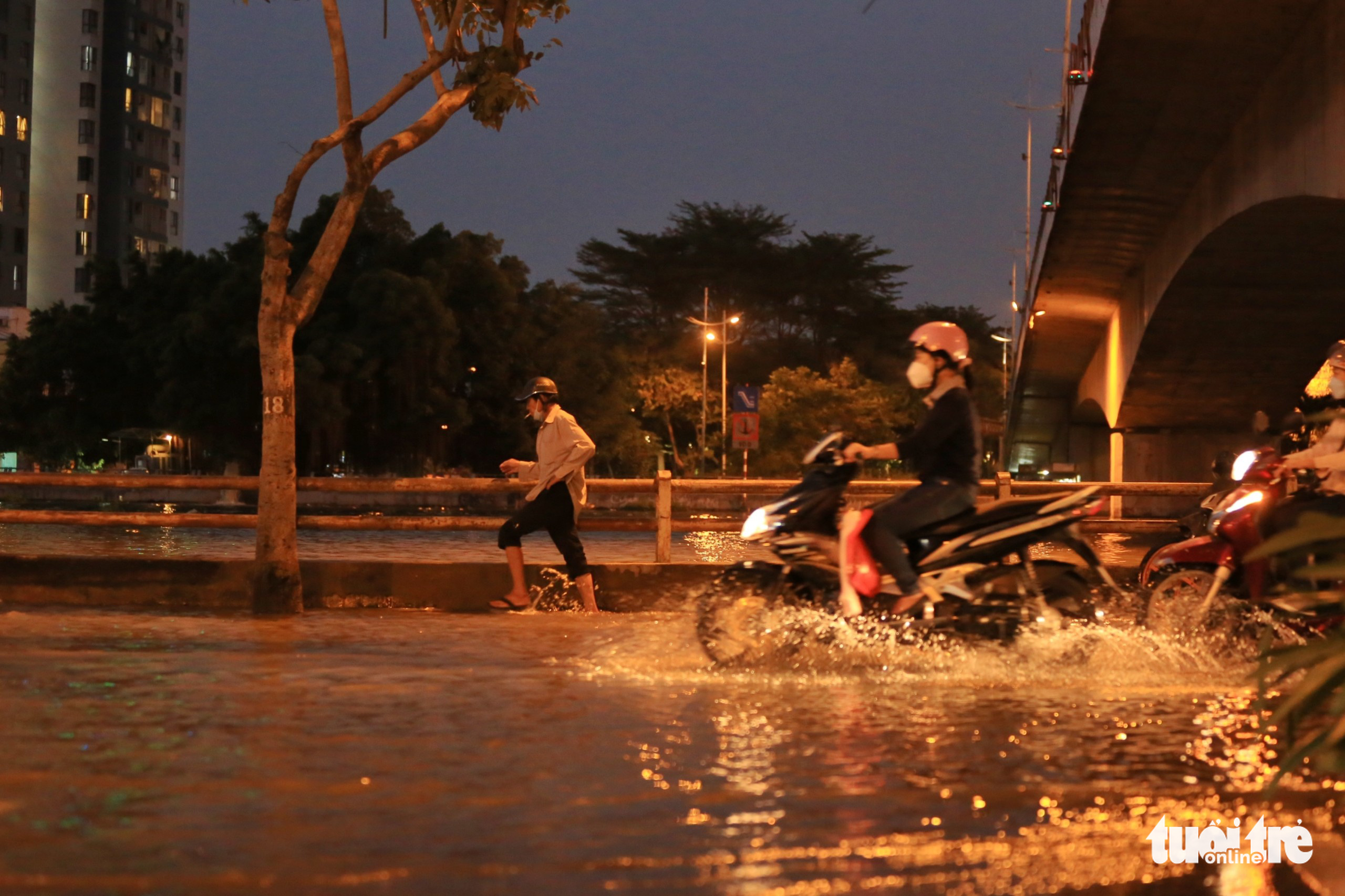 A street in Ho Chi Minh City is inundated on January 3, 2022. Photo: Nhat Thinh / Tuoi Tre