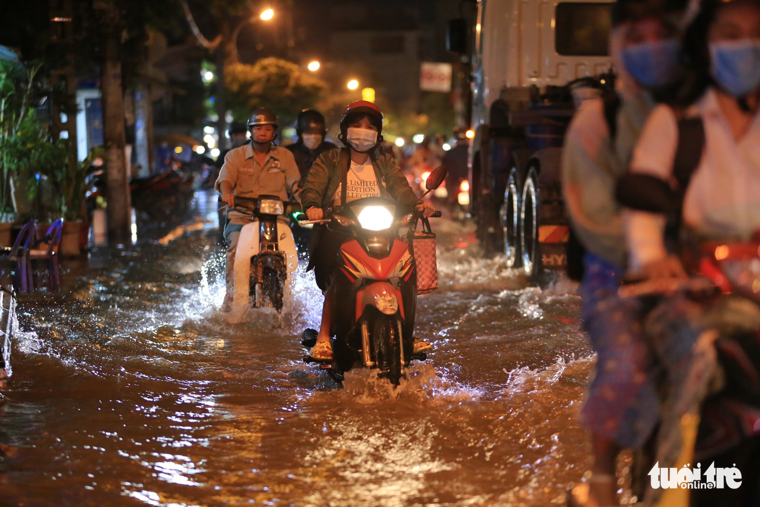 Rain, high tide inundate streets in Ho Chi Minh City