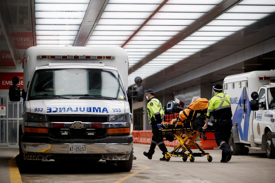 An ambulance crew delivers a patient at Mount Sinai Hospital as officials warned of a 'tsunami' of new coronavirus disease (COVID-19) cases in the days and weeks ahead due to the Omicron variant in Toronto, Ontario, Canada January 3, 2022. Photo: Reuters