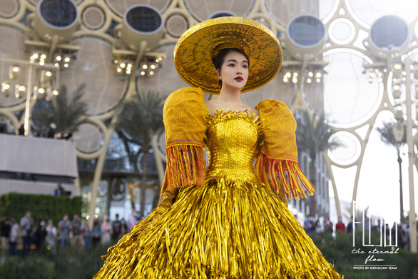 Another design in Ly Quy Khanh’s “Picking dreams” collection, features northern Vietnam’s traditional flat palm hat along with gold fringe dress, which accentuates puffy sleeves made from brocade materials.