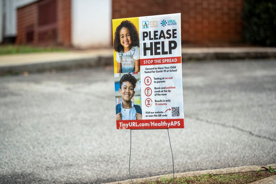 Signage outside of Frederick Wilson Benteen Elementary School encourages parents to seek COVID-19 testing as students will go remote for a week to prevent the spread of coronavirus disease (COVID-19) as cases of the Omicron variant continue to surge in Atlanta, Georgia, U.S., January 3, 2022. Photo: Reuters