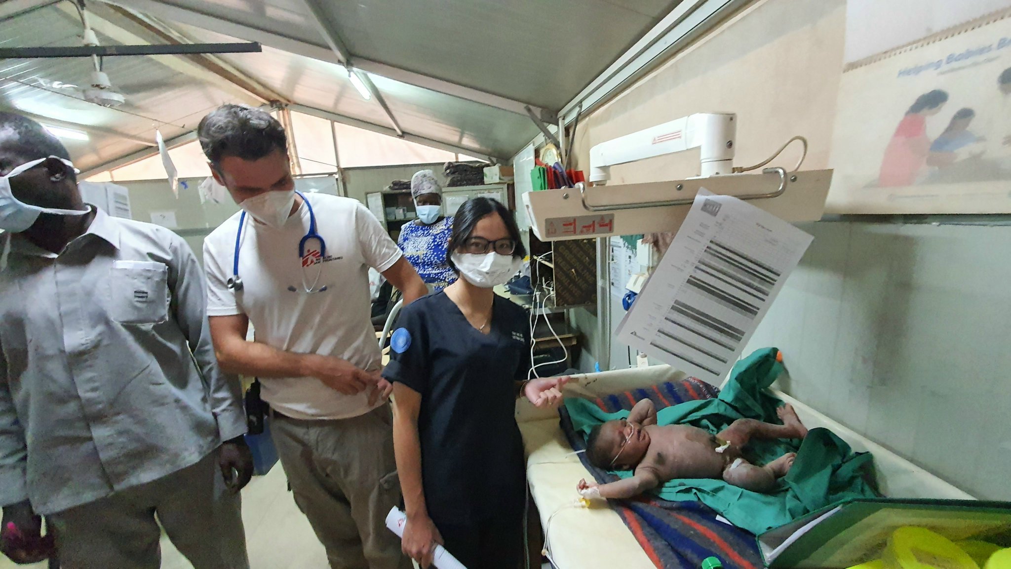 Doctors welcome a baby boy after a C-section on a woman with fetal distress in South Sudan, January 3, 2022. Photo: Vietnamese level 2 field hospital No. 3