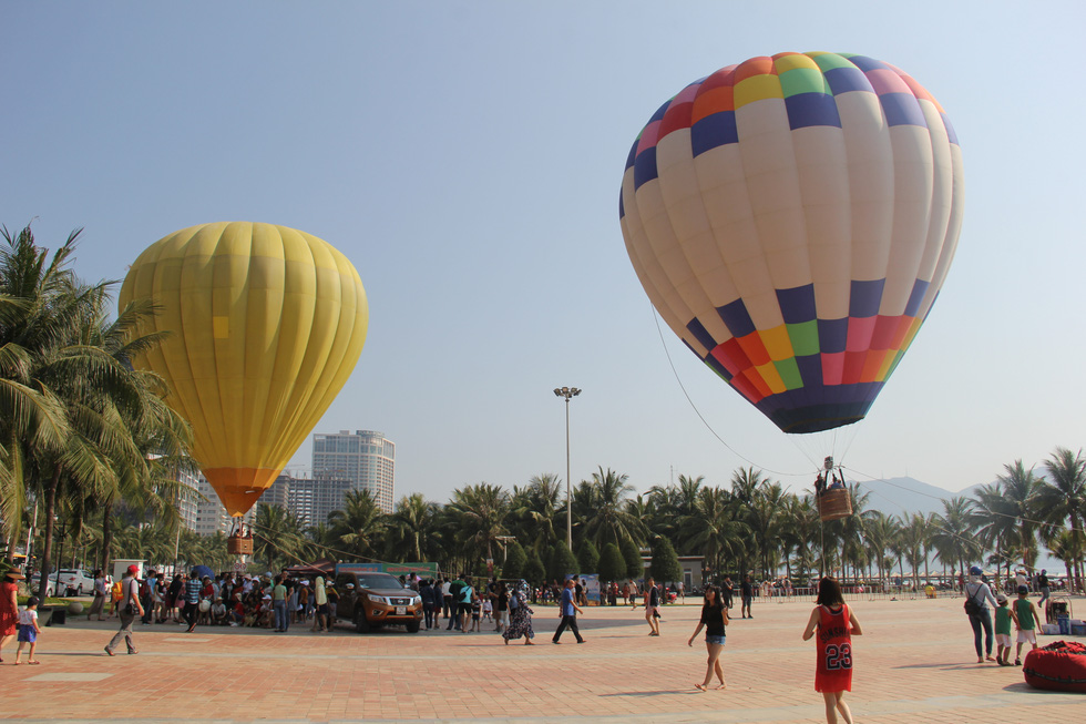 Tourists surround hot air balloons at a festival in Da Nang, Vietnam. Photo: Truong Trung / Tuoi Tre