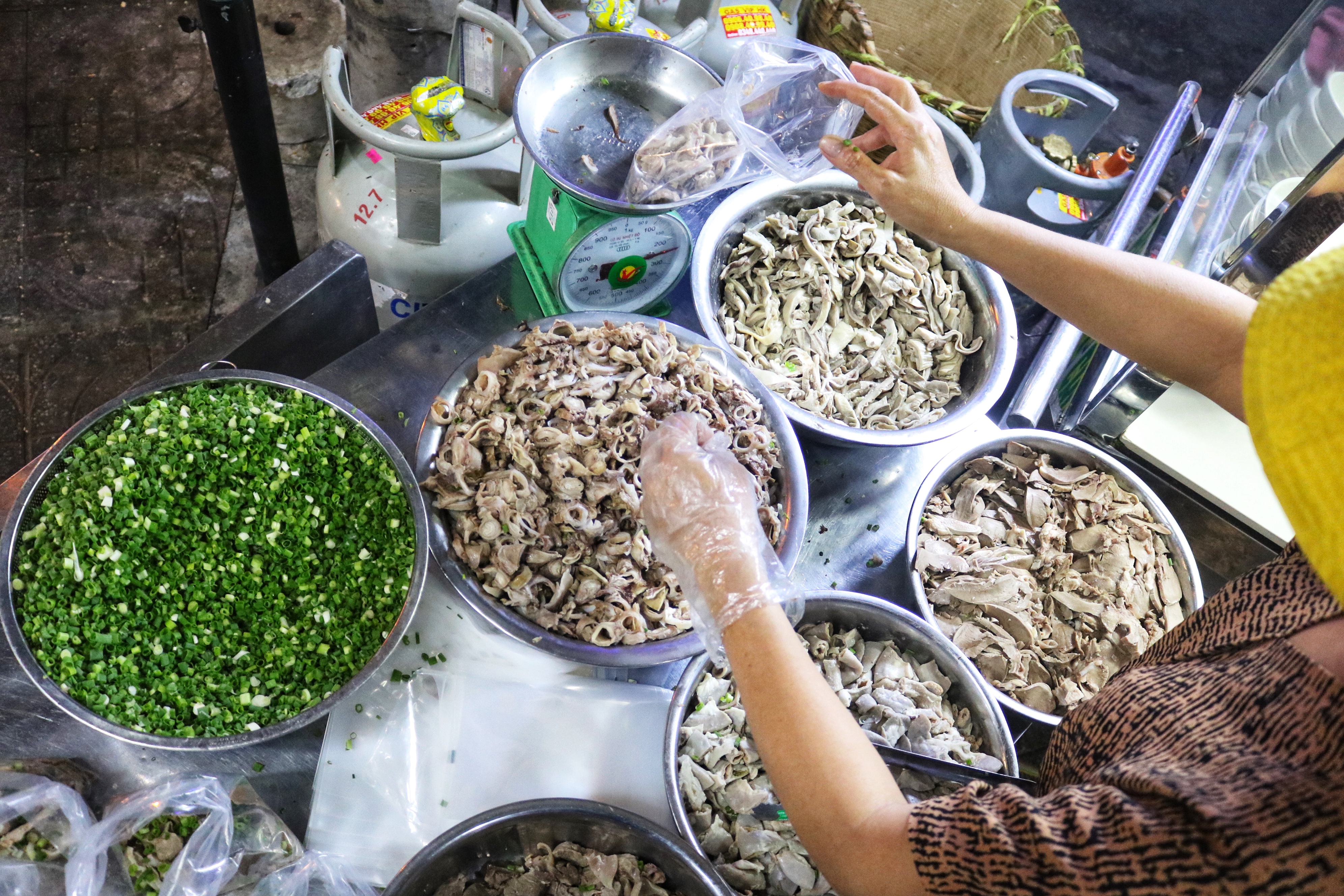 Ingredients for huyet chung at Hoa’s stall on Pham Van Hai Street in Tan Binh District, Ho Chi Minh City. Photo: Hoang An / Tuoi Tre News
