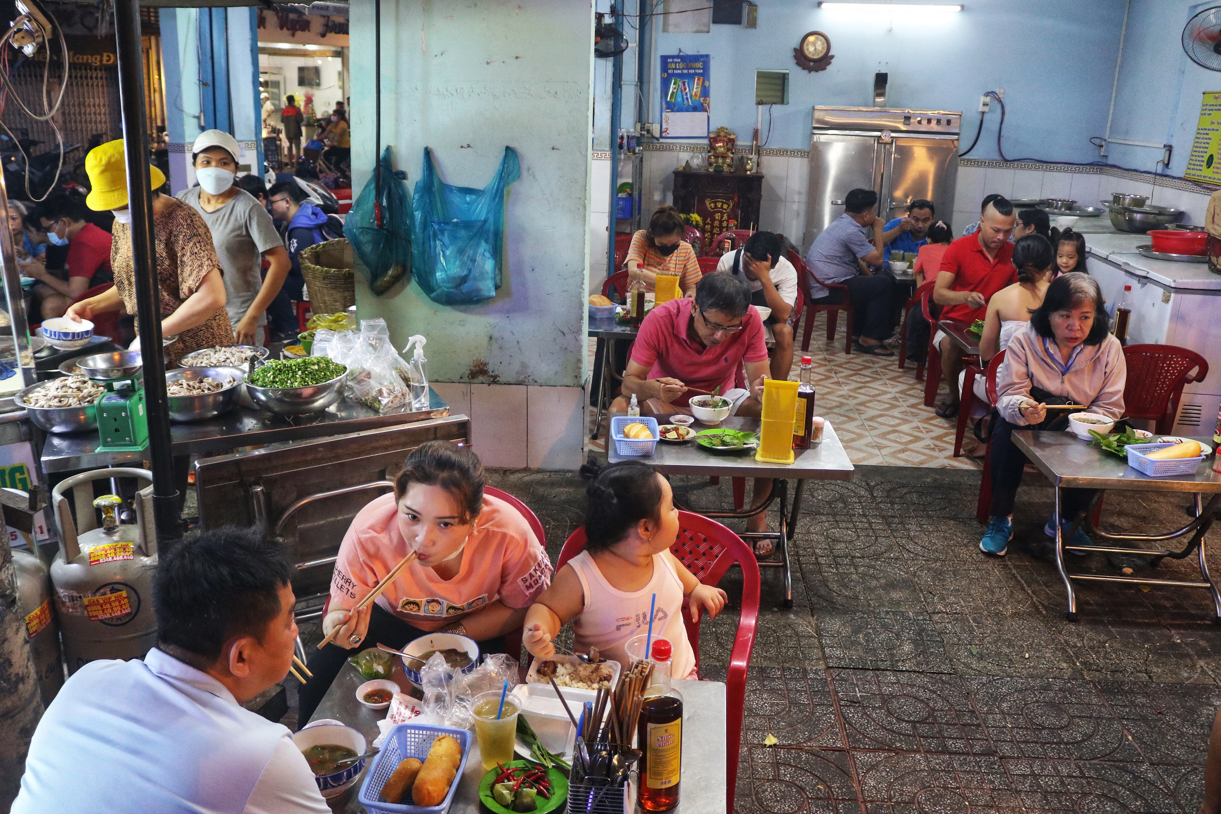 Diners at Hoa’s stall on Pham Van Hai Street in Tan Binh District, Ho Chi Minh City. Photo: Hoang An / Tuoi Tre News