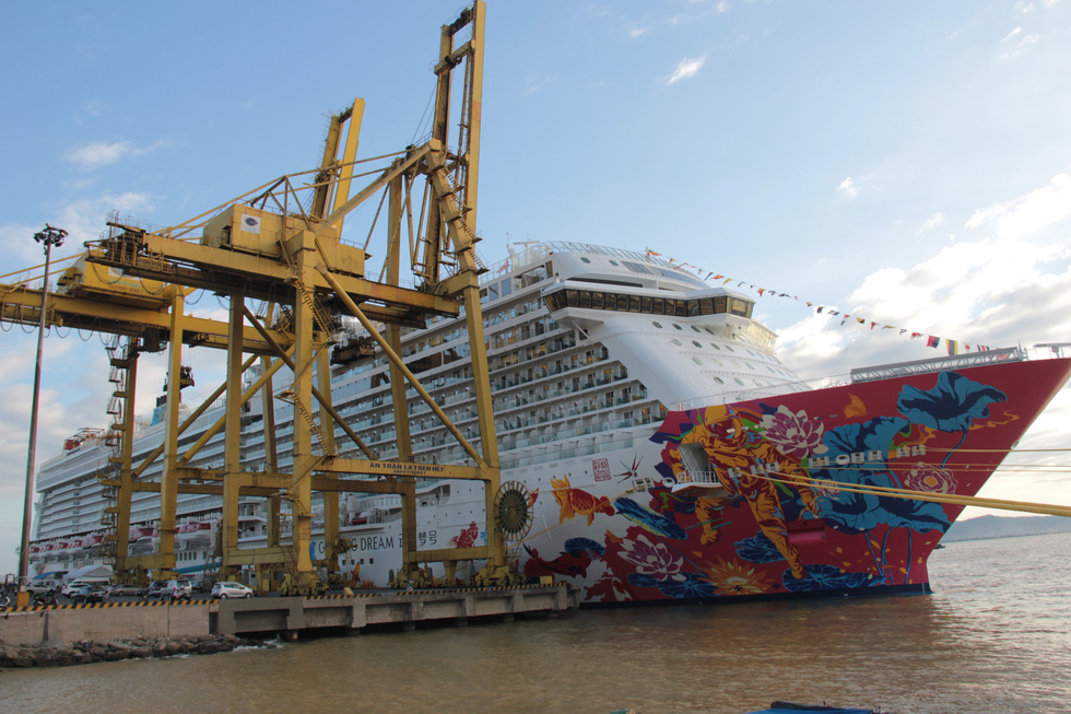 One of the biggest cruise ships on the planet is docked in Da Nang Port. Photo: Truong Trung / Tuoi Tre