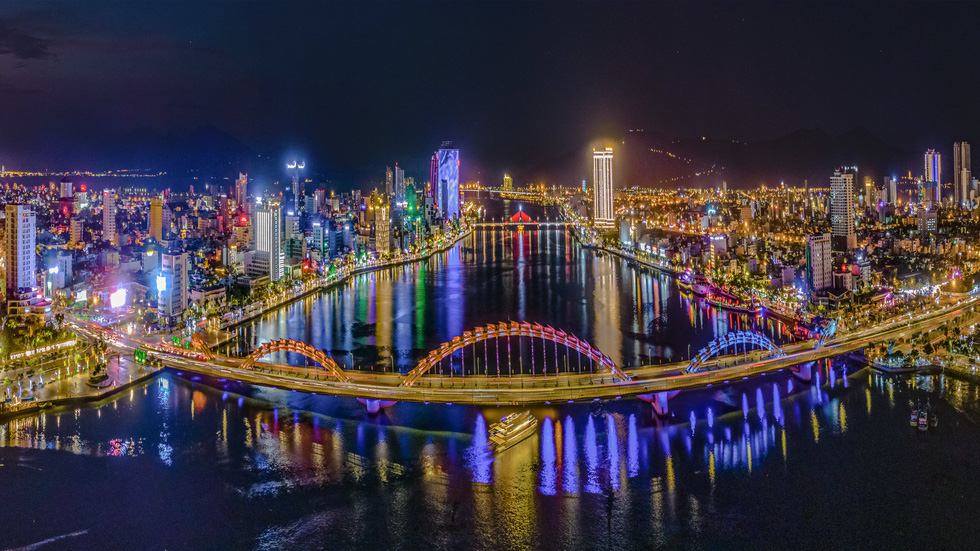A panorama of the Han River at night nowadays. Photo: Nguyen Chi Khanh / Tuoi Tre